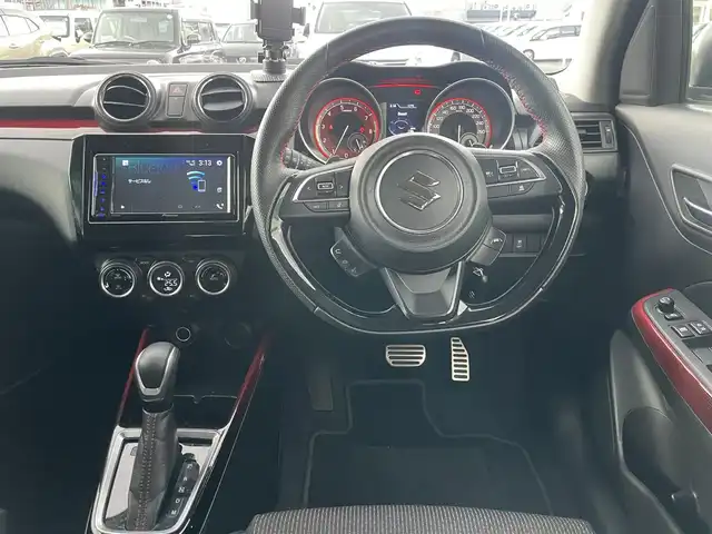 スズキ スイフト スポーツ 島根県 2023(令5)年 3.3万km ピュアホワイトP 純正ディスプレイオーディオ　/(AM/FM/DVD再生/Ｂｌｕｅｔｏｏｔｈ接続)/スズキ セーフティ サポート　/・デュアルセンサーブレーキサポートII/・ペダル踏み間違い時加速抑制機能/・車線逸脱抑制機能/・アダプティブクルーズコントロール/ブラインドスポットモニター/後方コーナーセンサー/運転席シートヒーター/パドルシフト/スマートキー/純正ＬＥＤヘッドライト　/純正１７インチアルミホイール/純正フロアマット