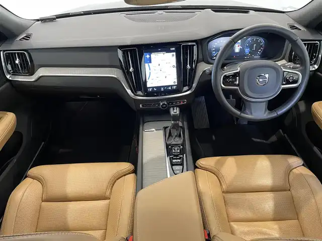 ボルボ Ｖ６０ T5 インスクリプション 熊本県 2019(令1)年 4.3万km ぺブルグレー ・純正ナビ（CD/BT/USB/AppleCarPlay/AndroidAuto）/・フルセグTV /・360度カメラ /・茶革シート /・パワーシート(D/N)/・シートヒーター(D/N)/・シートメモリー(D/N) /・harmankardonサウンド/・シティセーフティ /・レーンキープアシスト/・ACC /・HUD/・ブラインドスポットモニター/・パワーバックドア /・コーナーセンサー/・タイヤ空気圧センサー