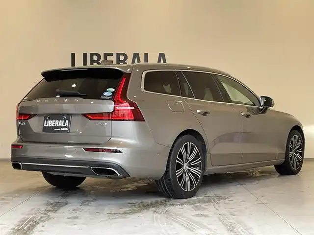 ボルボ Ｖ６０ T5 インスクリプション 熊本県 2019(令1)年 4.3万km ぺブルグレー ・純正ナビ（CD/BT/USB/AppleCarPlay/AndroidAuto）/・フルセグTV /・360度カメラ /・茶革シート /・パワーシート(D/N)/・シートヒーター(D/N)/・シートメモリー(D/N) /・harmankardonサウンド/・シティセーフティ /・レーンキープアシスト/・ACC /・HUD/・ブラインドスポットモニター/・パワーバックドア /・コーナーセンサー/・タイヤ空気圧センサー