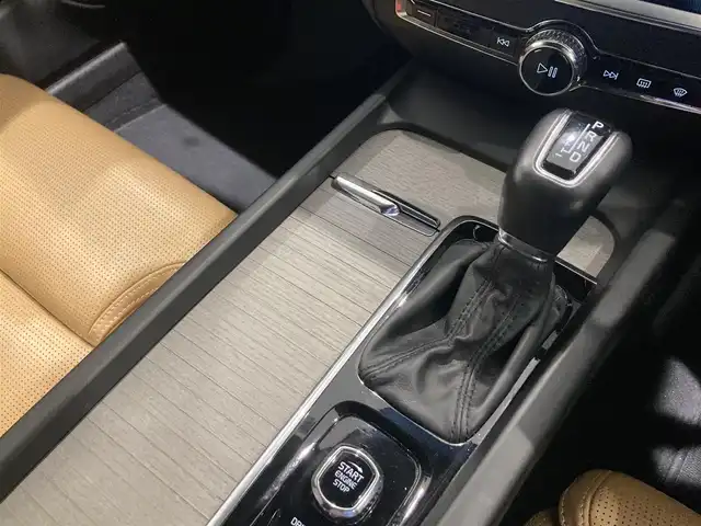 ボルボ Ｖ６０ T5 インスクリプション 熊本県 2019(令1)年 4.3万km ぺブルグレー ・純正ナビ（CD/BT/USB/AppleCarPlay/AndroidAuto）/・フルセグTV /・360度カメラ /・茶革シート /・パワーシート(D/N)/・シートヒーター(D/N)/・シートメモリー(D/N) /・harmankardonサウンド/・シティセーフティ /・レーンキープアシスト/・ACC /・HUD/・ブラインドスポットモニター/・パワーバックドア /・コーナーセンサー/・タイヤ空気圧センサー