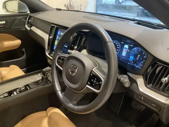 ボルボ Ｖ６０ T5 インスクリプション 熊本県 2019(令1)年 4.3万km ぺブルグレー ・純正ナビ（CD/BT/USB/AppleCarPlay/AndroidAuto）/・フルセグTV /・360度カメラ /・茶革シート /・パワーシート(D/N)/・シートヒーター(D/N)/・シートメモリー(D/N) /・harmankardonサウンド/・シティセーフティ /・レーンキープアシスト/・ACC /・HUD/・ブラインドスポットモニター/・パワーバックドア /・コーナーセンサー/・タイヤ空気圧センサー