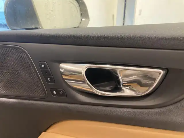 ボルボ Ｖ６０ T5 インスクリプション 熊本県 2019(令1)年 4.3万km ぺブルグレー ・純正ナビ（CD/BT/USB/AppleCarPlay/AndroidAuto）/・フルセグTV /・360度カメラ /・茶革シート /・パワーシート(D/N)/・シートヒーター(D/N)/・シートメモリー(D/N) /・harmankardonサウンド/・シティセーフティ /・レーンキープアシスト/・ACC /・HUD/・ブラインドスポットモニター/・パワーバックドア /・コーナーセンサー/・タイヤ空気圧センサー