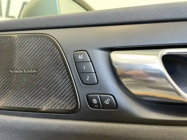 ボルボ Ｖ６０ T5 インスクリプション 熊本県 2019(令1)年 4.3万km ぺブルグレー ・純正ナビ（CD/BT/USB/AppleCarPlay/AndroidAuto）/・フルセグTV /・360度カメラ /・茶革シート /・パワーシート(D/N)/・シートヒーター(D/N)/・シートメモリー(D/N) /・harmankardonサウンド/・シティセーフティ /・レーンキープアシスト/・ACC /・HUD/・ブラインドスポットモニター/・パワーバックドア /・コーナーセンサー/・タイヤ空気圧センサー