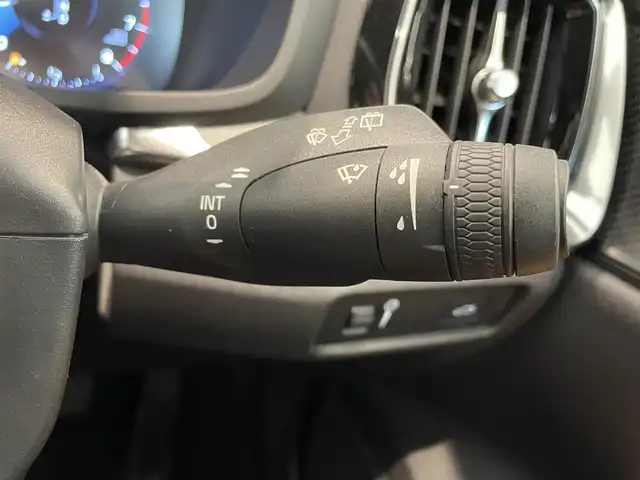 ボルボ Ｖ６０ T5 インスクリプション 熊本県 2019(令1)年 4.3万km ぺブルグレー ・純正ナビ（CD/BT/USB/AppleCarPlay/AndroidAuto）/・フルセグTV /・360度カメラ /・茶革シート /・パワーシート(D/N)/・シートヒーター(D/N)/・シートメモリー(D/N) /・harmankardonサウンド/・シティセーフティ /・レーンキープアシスト/・ACC /・HUD/・ブラインドスポットモニター/・パワーバックドア /・コーナーセンサー/・タイヤ空気圧センサー