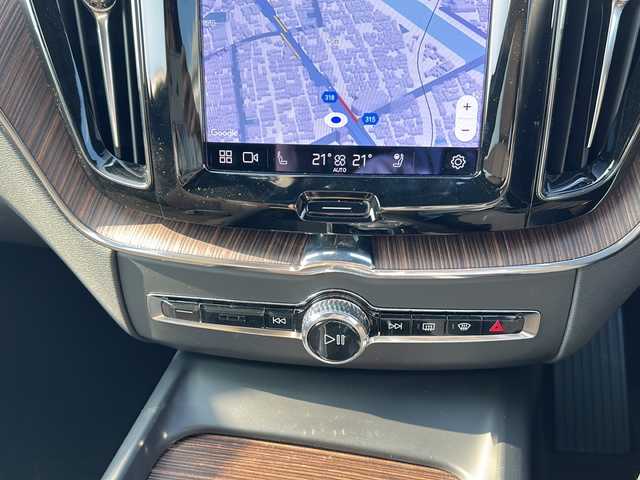 ボルボ ボルボ ＸＣ６０ アルティメット B5 AWD 東京都 2022(令4)年 3.2万km クリスタルホワイトP ワンオーナー/アイドリングストップ/クルーズコントロール/サンルーフ/プッシュスタート/ETC/Bluetooth/4WD/ミュージックプレイヤー接続（AppleCarPlay）/バックカメラ/スペアキー/過給機（ターボ）/カーテンエアバック