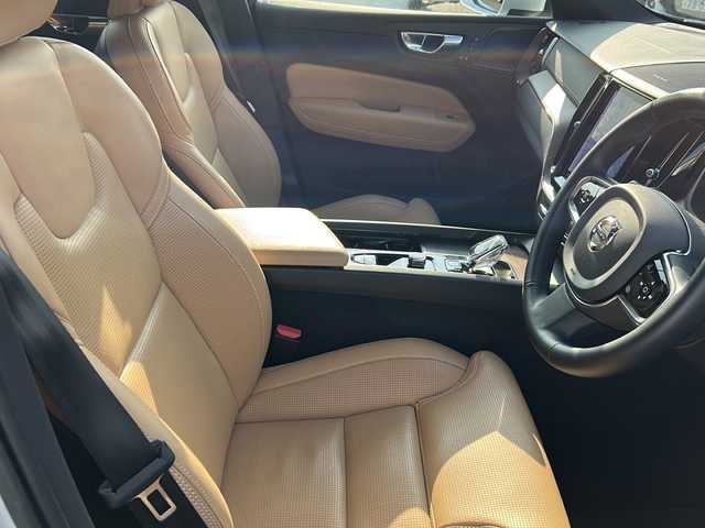 ボルボ ボルボ ＸＣ６０ アルティメット B5 AWD 東京都 2022(令4)年 3.2万km クリスタルホワイトP ワンオーナー/アイドリングストップ/クルーズコントロール/サンルーフ/プッシュスタート/ETC/Bluetooth/4WD/ミュージックプレイヤー接続（AppleCarPlay）/バックカメラ/スペアキー/過給機（ターボ）/カーテンエアバック