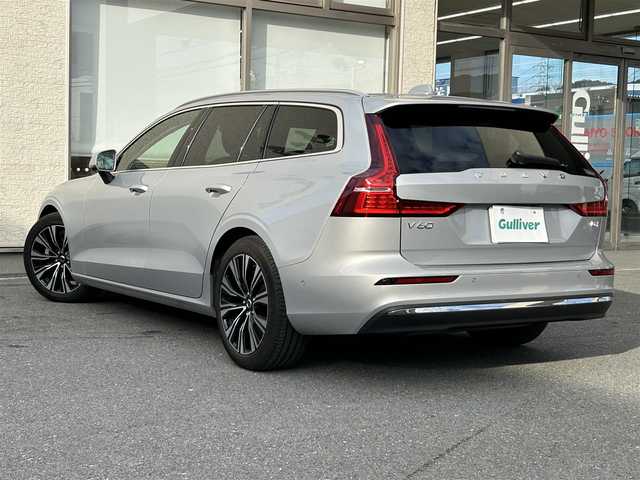 ボルボ ボルボ Ｖ６０ アルティメット B4 大阪府 2023(令5)年 1.8万km シルバー ワンオーナー/ｈａｒｍａｎｋａｒｄｏｎ　/純正ｇｏｏｇｌｅ9インチナビ/ヘッドアップディスプレイ/アラウンドビューモニター/ブラインドスポットモニター/前席メモリシート/前席パワーシート/前席ヒートシート/前席エアシート/ハンドルヒーター/電動リアゲート/前後コーナーセンサー/レーダークルーズコントロール/レーンキープアシスト/衝突被害軽減システム/横滑り防止装置/アイドリングストップ/プッシュスタート/スペアキー