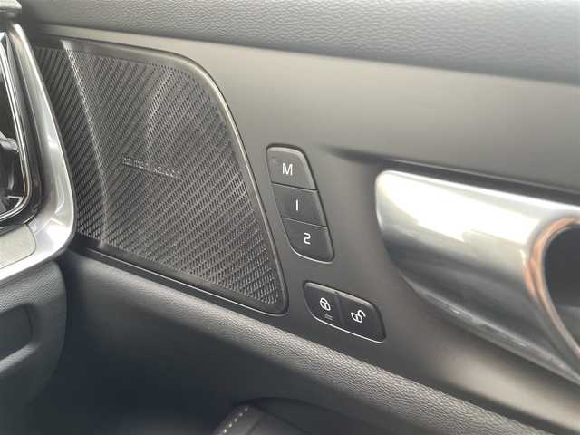 ボルボ ボルボ Ｖ６０ アルティメット B4 大阪府 2023(令5)年 1.8万km シルバー ワンオーナー/ｈａｒｍａｎｋａｒｄｏｎ　/純正ｇｏｏｇｌｅ9インチナビ/ヘッドアップディスプレイ/アラウンドビューモニター/ブラインドスポットモニター/前席メモリシート/前席パワーシート/前席ヒートシート/前席エアシート/ハンドルヒーター/電動リアゲート/前後コーナーセンサー/レーダークルーズコントロール/レーンキープアシスト/衝突被害軽減システム/横滑り防止装置/アイドリングストップ/プッシュスタート/スペアキー