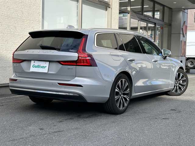 ボルボ ボルボ Ｖ６０ アルティメット B4 大阪府 2023(令5)年 1.8万km シルバー ワンオーナー/ｈａｒｍａｎｋａｒｄｏｎ　/純正ｇｏｏｇｌｅ9インチナビ/ヘッドアップディスプレイ/アラウンドビューモニター/ブラインドスポットモニター/前席メモリシート/前席パワーシート/前席ヒートシート/前席エアシート/ハンドルヒーター/電動リアゲート/前後コーナーセンサー/レーダークルーズコントロール/レーンキープアシスト/衝突被害軽減システム/横滑り防止装置/アイドリングストップ/プッシュスタート/スペアキー