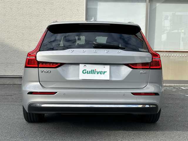 ボルボ ボルボ Ｖ６０ アルティメット B4 大阪府 2023(令5)年 1.8万km シルバー ワンオーナー/ｈａｒｍａｎｋａｒｄｏｎ　/純正ｇｏｏｇｌｅ9インチナビ/ヘッドアップディスプレイ/アラウンドビューモニター/ブラインドスポットモニター/前席メモリシート/前席パワーシート/前席ヒートシート/前席エアシート/ハンドルヒーター/電動リアゲート/前後コーナーセンサー/レーダークルーズコントロール/レーンキープアシスト/衝突被害軽減システム/横滑り防止装置/アイドリングストップ/プッシュスタート/スペアキー