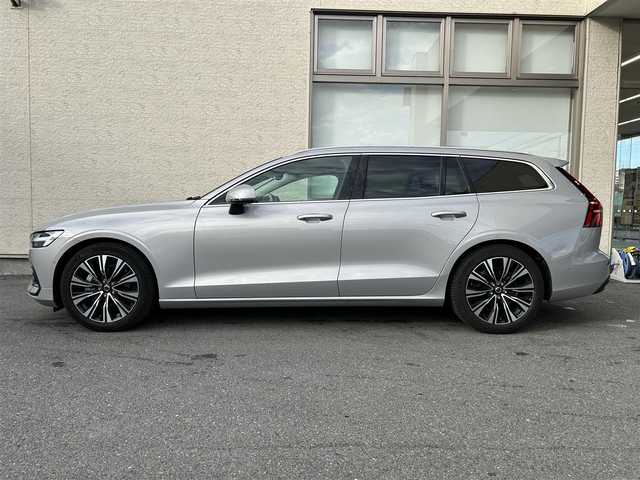 ボルボ ボルボ Ｖ６０ アルティメット B4 大阪府 2023(令5)年 1.8万km シルバー ワンオーナー/ｈａｒｍａｎｋａｒｄｏｎ　/純正ｇｏｏｇｌｅ9インチナビ/ヘッドアップディスプレイ/アラウンドビューモニター/ブラインドスポットモニター/前席メモリシート/前席パワーシート/前席ヒートシート/前席エアシート/ハンドルヒーター/電動リアゲート/前後コーナーセンサー/レーダークルーズコントロール/レーンキープアシスト/衝突被害軽減システム/横滑り防止装置/アイドリングストップ/プッシュスタート/スペアキー