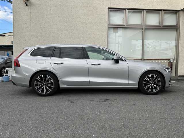 ボルボ ボルボ Ｖ６０ アルティメット B4 大阪府 2023(令5)年 1.8万km シルバー ワンオーナー/ｈａｒｍａｎｋａｒｄｏｎ　/純正ｇｏｏｇｌｅ9インチナビ/ヘッドアップディスプレイ/アラウンドビューモニター/ブラインドスポットモニター/前席メモリシート/前席パワーシート/前席ヒートシート/前席エアシート/ハンドルヒーター/電動リアゲート/前後コーナーセンサー/レーダークルーズコントロール/レーンキープアシスト/衝突被害軽減システム/横滑り防止装置/アイドリングストップ/プッシュスタート/スペアキー