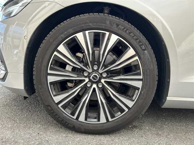 ボルボ ボルボ Ｖ６０ アルティメット B4 大阪府 2023(令5)年 1.8万km シルバー ワンオーナー/ｈａｒｍａｎｋａｒｄｏｎ　/純正ｇｏｏｇｌｅ9インチナビ/ヘッドアップディスプレイ/アラウンドビューモニター/ブラインドスポットモニター/前席メモリシート/前席パワーシート/前席ヒートシート/前席エアシート/ハンドルヒーター/電動リアゲート/前後コーナーセンサー/レーダークルーズコントロール/レーンキープアシスト/衝突被害軽減システム/横滑り防止装置/アイドリングストップ/プッシュスタート/スペアキー