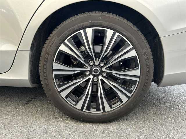 ボルボ ボルボ Ｖ６０ アルティメット B4 大阪府 2023(令5)年 1.8万km シルバー ワンオーナー/ｈａｒｍａｎｋａｒｄｏｎ　/純正ｇｏｏｇｌｅ9インチナビ/ヘッドアップディスプレイ/アラウンドビューモニター/ブラインドスポットモニター/前席メモリシート/前席パワーシート/前席ヒートシート/前席エアシート/ハンドルヒーター/電動リアゲート/前後コーナーセンサー/レーダークルーズコントロール/レーンキープアシスト/衝突被害軽減システム/横滑り防止装置/アイドリングストップ/プッシュスタート/スペアキー