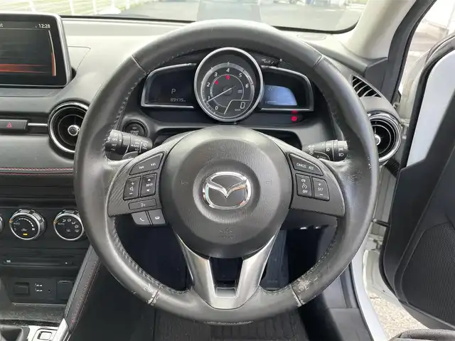 マツダ デミオ XD ツーリング 三重県 2016(平28)年 9万km スノーフレイクホワイトパールマイカ 登録時89478km/禁煙車/純正メーカーオプションナビ/・フルセグ・Ｂｌｕｅｔｏｏｔｈ・CD/DVD・AUX/・USB・SD・AM/FM/クルーズコントロール/前席シートヒーター/バックカメラ/パドルシフト/バックカメラ/衝突軽減ブレーキ/ビルドインＥＴＣ/ターボ/軽油/純正１６インチアルミホイール/HUD/簡易MTモード付ATシフト/アイドリングストップ/LEDヘッドライト/純正フロアマット