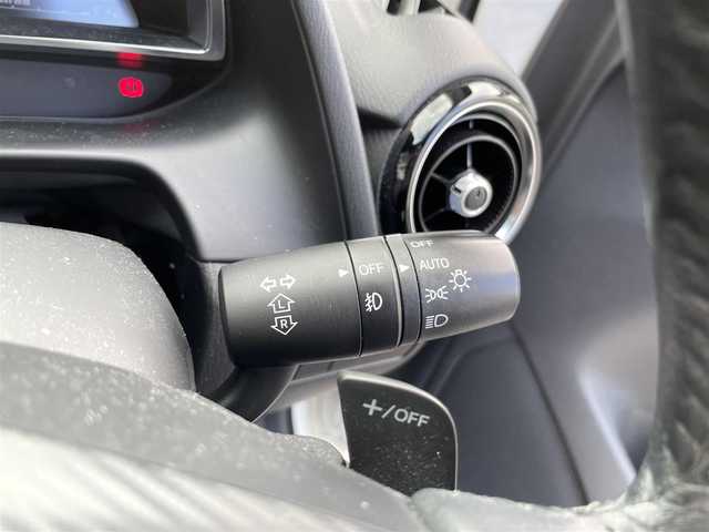 マツダ デミオ XD ツーリング 三重県 2016(平28)年 9万km スノーフレイクホワイトパールマイカ 登録時89478km/禁煙車/純正メーカーオプションナビ/・フルセグ・Ｂｌｕｅｔｏｏｔｈ・CD/DVD・AUX/・USB・SD・AM/FM/クルーズコントロール/前席シートヒーター/バックカメラ/パドルシフト/バックカメラ/衝突軽減ブレーキ/ビルドインＥＴＣ/ターボ/軽油/純正１６インチアルミホイール/HUD/簡易MTモード付ATシフト/アイドリングストップ/LEDヘッドライト/純正フロアマット