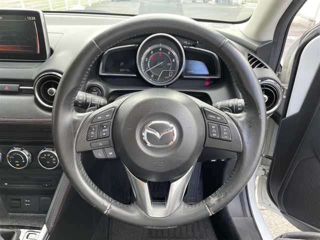 マツダ デミオ XD ツーリング 三重県 2016(平28)年 9万km スノーフレイクホワイトパールマイカ 登録時89478km/禁煙車/純正メーカーオプションナビ/・フルセグ・Ｂｌｕｅｔｏｏｔｈ・CD/DVD・AUX/・USB・SD・AM/FM/クルーズコントロール/前席シートヒーター/バックカメラ/パドルシフト/バックカメラ/衝突軽減ブレーキ/ビルドインＥＴＣ/ターボ/軽油/純正１６インチアルミホイール/HUD/簡易MTモード付ATシフト/アイドリングストップ/LEDヘッドライト/純正フロアマット