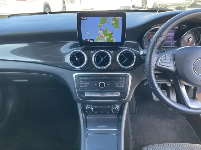 メルセデス・ベンツ ＣＬＡ１８０ Sブレイク AMG スタイル 福岡県 2018(平30)年 3.8万km ポーラホワイト ・クルーズコントロール/・純正ナビ/Bluetooth/USB/carplay/・バックカメラ/・ハーフレザーシート/シートヒーター/・ドライブレコーダー/・フルセグ/・ETC/・純正18AW/・ブラインドスポット