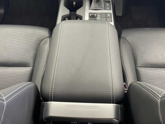 トヨタ ランドクルーザー ２５０ VX 秋田県 2024(令6)年 0.9万km プラチナホワイトパールマイカ 純正ナビ /フルセグTV /全方位カメラ/バックカメラ/サンルーフ /ETC2.0/電動リアゲート /デジタルインナーミラー /シートヒーター /ステアリングリモコン /オートエアコン/ライトレベライザー/オートマチックハイビーム/電格ミラー/ルーフレール/スマートキー/スペアキー有/クリアランスソナー/オートライト/純正フロアマット/コーナーセンサー/ウィンカーミラー/純正AW/フォグライト/ルーフーレール /運転席パワーシート /クルーズコントロール/オートライト/自動パーキングブレーキ/オートホールド/ステアリングリモコン/ステアリングヒーター/保証書/取扱説明書