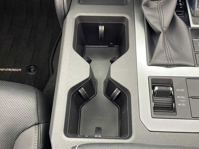 トヨタ ランドクルーザー ２５０ VX 秋田県 2024(令6)年 0.9万km プラチナホワイトパールマイカ 純正ナビ /フルセグTV /全方位カメラ/バックカメラ/サンルーフ /ETC2.0/電動リアゲート /デジタルインナーミラー /シートヒーター /ステアリングリモコン /オートエアコン/ライトレベライザー/オートマチックハイビーム/電格ミラー/ルーフレール/スマートキー/スペアキー有/クリアランスソナー/オートライト/純正フロアマット/コーナーセンサー/ウィンカーミラー/純正AW/フォグライト/ルーフーレール /運転席パワーシート /クルーズコントロール/オートライト/自動パーキングブレーキ/オートホールド/ステアリングリモコン/ステアリングヒーター/保証書/取扱説明書