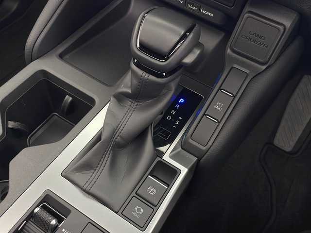 トヨタ ランドクルーザー ２５０ VX 秋田県 2024(令6)年 0.9万km プラチナホワイトパールマイカ 純正ナビ /フルセグTV /全方位カメラ/バックカメラ/サンルーフ /ETC2.0/電動リアゲート /デジタルインナーミラー /シートヒーター /ステアリングリモコン /オートエアコン/ライトレベライザー/オートマチックハイビーム/電格ミラー/ルーフレール/スマートキー/スペアキー有/クリアランスソナー/オートライト/純正フロアマット/コーナーセンサー/ウィンカーミラー/純正AW/フォグライト/ルーフーレール /運転席パワーシート /クルーズコントロール/オートライト/自動パーキングブレーキ/オートホールド/ステアリングリモコン/ステアリングヒーター/保証書/取扱説明書