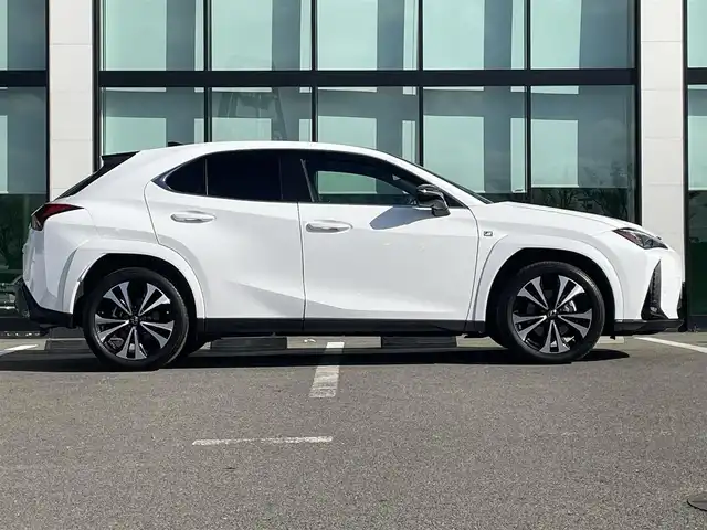 レクサス ＵＸ 250h Fスポーツ エモーショナルエクスプローラ 和歌山県 2023(令5)年 1.7万km ブラック/ホワイトノーヴァガラスフレーク 三眼LEDヘッドライト/純正メーカーナビ/パノラミックビューモニター/プリクラッシュセーフティー/レーダークルーズコントロール/レーンディパーチャーアラート/HUD/純正アルミホイール/純正フロアマット/パワーバックドア/純正ビルトインETC２，０/パワーシート/シートヒーター/シートエアベンチレーション/ステアリングヒーター/フォグランプ/オートライト/オートマチックハイビーム