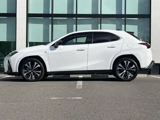 レクサス ＵＸ 250h Fスポーツ エモーショナルエクスプローラ 和歌山県 2023(令5)年 1.7万km ブラック/ホワイトノーヴァガラスフレーク 三眼LEDヘッドライト/純正メーカーナビ/パノラミックビューモニター/プリクラッシュセーフティー/レーダークルーズコントロール/レーンディパーチャーアラート/HUD/純正アルミホイール/純正フロアマット/パワーバックドア/純正ビルトインETC２，０/パワーシート/シートヒーター/シートエアベンチレーション/ステアリングヒーター/フォグランプ/オートライト/オートマチックハイビーム