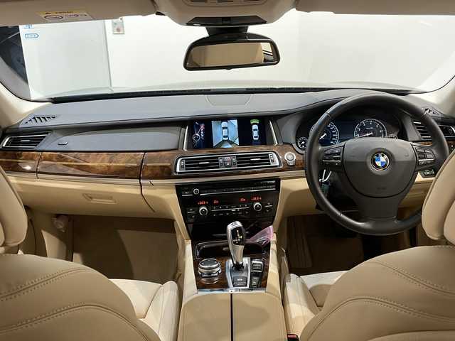 ＢＭＷ ７５０ｉ 新潟県 2016(平28)年 2万km サファイアブラックP プラスパッケージ/・マルチファンクションステアリングホイール/・クライメントコンフォートガラス/・電動ガラスサンルーフ/・BMWヘッドアップディスプレイ/ドライビングアシストプラス/・ACC/・ステアリングレーンコントロール/・レーンディパーチャーウォーニング/・衝突被害軽減ブレーキ/・後車衝突警告機能/・クロストラフィックウォーニング/トップビュー３Dビュー（360°カメラ）/ソフトクローズドア/コンフォートアクセス/アンビエントライト/LED/F席シートヒーターベンチレーション/リヤ席シートヒーター/パワーバックドア/コーナーセンサー