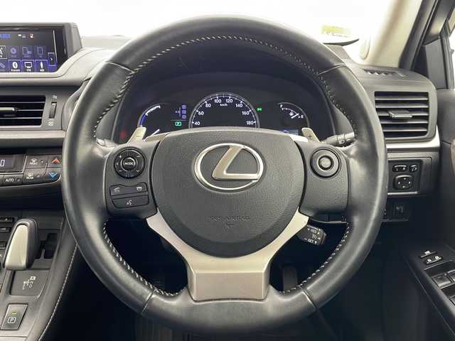 レクサス ＣＴ 200h バージョンL 沖縄県 2014(平26)年 8.9万km 白 純正ナビゲーション/ＣＤ/ＤＶＤ/Ｂｌｕｅｔｏｏｔｈ/バックカメラ/ドライブレコーダー/クルーズコントロール/パドルシフト/パワーシート/ステアリングスイッチ/ウィンカーミラー/フロアマット/キーレス