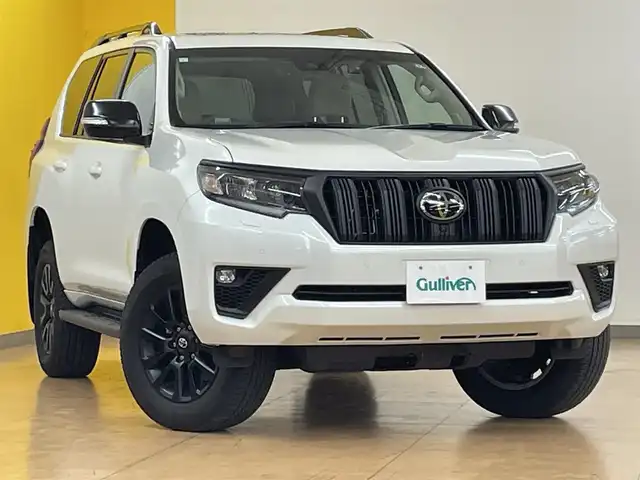 トヨタ ランドクルーザー プラド TX Lパッケージ マットブラED 群馬県 2023(令5)年 0.6万km ホワイトパールクリスタルシャイン サンルーフ/トヨタセーフティセンス/・プリクラッシュセーフティ/・レーンディパーチャーアラート/・オートマチックハイビーム/・レーダークルーズコントロール/・ロードサインアシスト/・ブラインドスポットモニター/・先行車発進お知らせ機能/・クリアランスソナー/純正9インチディスプレイオーディオ/・ナビキット/・BT/USB/FM.AM/・AppleCarPlay/AndroidAuto/パノラミックビューモニター/ビルドインETC/前後ドライブレコーダー/革巻きステアリング/ステアリングスイッチ/ベージュ革シート/前席パワーシート/前席ヒートシーター/前席エアーシート/スマートキー/プッシュスタート/LEDヘッドライト/フォグランプ/オートライト/USBポート/7人乗り/ルーフレール/純正18インチAW/純正フロアマット/横滑り防止システム/電動格納ウィンカーミラー