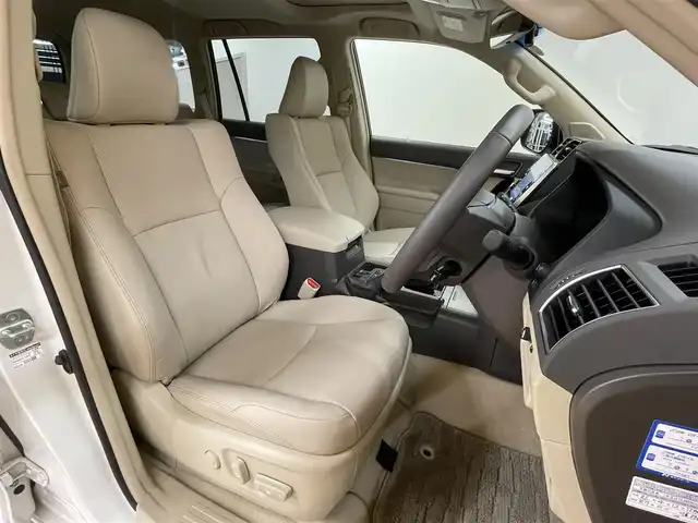 トヨタ ランドクルーザー プラド TX Lパッケージ マットブラED 群馬県 2023(令5)年 0.6万km ホワイトパールクリスタルシャイン サンルーフ/トヨタセーフティセンス/・プリクラッシュセーフティ/・レーンディパーチャーアラート/・オートマチックハイビーム/・レーダークルーズコントロール/・ロードサインアシスト/・ブラインドスポットモニター/・先行車発進お知らせ機能/・クリアランスソナー/純正9インチディスプレイオーディオ/・ナビキット/・BT/USB/FM.AM/・AppleCarPlay/AndroidAuto/パノラミックビューモニター/ビルドインETC/前後ドライブレコーダー/革巻きステアリング/ステアリングスイッチ/ベージュ革シート/前席パワーシート/前席ヒートシーター/前席エアーシート/スマートキー/プッシュスタート/LEDヘッドライト/フォグランプ/オートライト/USBポート/7人乗り/ルーフレール/純正18インチAW/純正フロアマット/横滑り防止システム/電動格納ウィンカーミラー