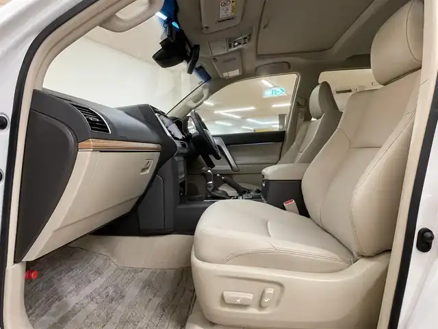 トヨタ ランドクルーザー プラド TX Lパッケージ マットブラED 群馬県 2023(令5)年 0.6万km ホワイトパールクリスタルシャイン サンルーフ/トヨタセーフティセンス/・プリクラッシュセーフティ/・レーンディパーチャーアラート/・オートマチックハイビーム/・レーダークルーズコントロール/・ロードサインアシスト/・ブラインドスポットモニター/・先行車発進お知らせ機能/・クリアランスソナー/純正9インチディスプレイオーディオ/・ナビキット/・BT/USB/FM.AM/・AppleCarPlay/AndroidAuto/パノラミックビューモニター/ビルドインETC/前後ドライブレコーダー/革巻きステアリング/ステアリングスイッチ/ベージュ革シート/前席パワーシート/前席ヒートシーター/前席エアーシート/スマートキー/プッシュスタート/LEDヘッドライト/フォグランプ/オートライト/USBポート/7人乗り/ルーフレール/純正18インチAW/純正フロアマット/横滑り防止システム/電動格納ウィンカーミラー