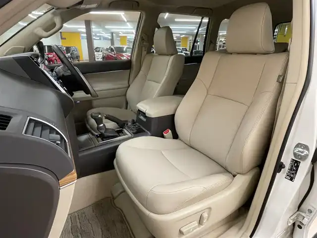 トヨタ ランドクルーザー プラド TX Lパッケージ マットブラED 群馬県 2023(令5)年 0.6万km ホワイトパールクリスタルシャイン サンルーフ/トヨタセーフティセンス/・プリクラッシュセーフティ/・レーンディパーチャーアラート/・オートマチックハイビーム/・レーダークルーズコントロール/・ロードサインアシスト/・ブラインドスポットモニター/・先行車発進お知らせ機能/・クリアランスソナー/純正9インチディスプレイオーディオ/・ナビキット/・BT/USB/FM.AM/・AppleCarPlay/AndroidAuto/パノラミックビューモニター/ビルドインETC/前後ドライブレコーダー/革巻きステアリング/ステアリングスイッチ/ベージュ革シート/前席パワーシート/前席ヒートシーター/前席エアーシート/スマートキー/プッシュスタート/LEDヘッドライト/フォグランプ/オートライト/USBポート/7人乗り/ルーフレール/純正18インチAW/純正フロアマット/横滑り防止システム/電動格納ウィンカーミラー