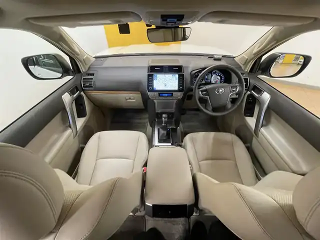 トヨタ ランドクルーザー プラド TX Lパッケージ マットブラED 群馬県 2023(令5)年 0.6万km ホワイトパールクリスタルシャイン サンルーフ/トヨタセーフティセンス/・プリクラッシュセーフティ/・レーンディパーチャーアラート/・オートマチックハイビーム/・レーダークルーズコントロール/・ロードサインアシスト/・ブラインドスポットモニター/・先行車発進お知らせ機能/・クリアランスソナー/純正9インチディスプレイオーディオ/・ナビキット/・BT/USB/FM.AM/・AppleCarPlay/AndroidAuto/パノラミックビューモニター/ビルドインETC/前後ドライブレコーダー/革巻きステアリング/ステアリングスイッチ/ベージュ革シート/前席パワーシート/前席ヒートシーター/前席エアーシート/スマートキー/プッシュスタート/LEDヘッドライト/フォグランプ/オートライト/USBポート/7人乗り/ルーフレール/純正18インチAW/純正フロアマット/横滑り防止システム/電動格納ウィンカーミラー