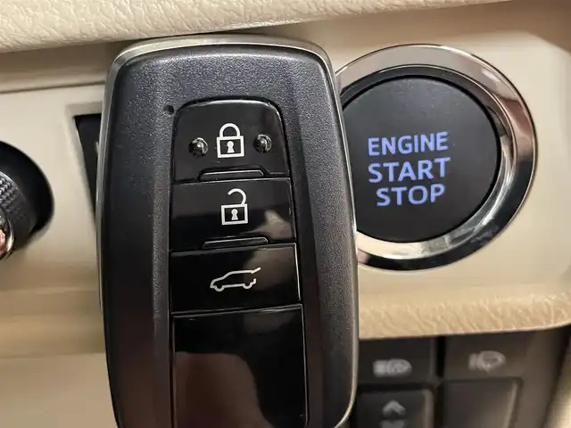 トヨタ ランドクルーザー プラド TX Lパッケージ マットブラED 群馬県 2023(令5)年 0.6万km ホワイトパールクリスタルシャイン サンルーフ/トヨタセーフティセンス/・プリクラッシュセーフティ/・レーンディパーチャーアラート/・オートマチックハイビーム/・レーダークルーズコントロール/・ロードサインアシスト/・ブラインドスポットモニター/・先行車発進お知らせ機能/・クリアランスソナー/純正9インチディスプレイオーディオ/・ナビキット/・BT/USB/FM.AM/・AppleCarPlay/AndroidAuto/パノラミックビューモニター/ビルドインETC/前後ドライブレコーダー/革巻きステアリング/ステアリングスイッチ/ベージュ革シート/前席パワーシート/前席ヒートシーター/前席エアーシート/スマートキー/プッシュスタート/LEDヘッドライト/フォグランプ/オートライト/USBポート/7人乗り/ルーフレール/純正18インチAW/純正フロアマット/横滑り防止システム/電動格納ウィンカーミラー
