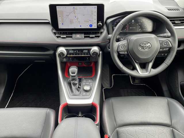 トヨタ ＲＡＶ４ アドベンチャー オフロードPKGⅡ 千葉県 2023(令5)年 1.5万km アティチュードブラックマイカ 4WD/純正10.5インチディスプレイオーディオ/（コネクティッドナビ対応）Plus/FM・AM・フルセグTV・Bluetooth Audio/AppleCarPlay対応/全方位・バックカメラ/前後ドライブレコーダー（ZDR035）/レーダークルーズコントロール/純正18インチアルミホイール/前後コーナーセンサー/トヨタセーフティセンス/ステアリングヒーター/革巻きステアリング/電動格納シート/黒レザーシート/ベンチレーション/シートヒーター/パワーシート/電動パーキング/オートホールド/LEDヘッドライト/オートハイビーム/オートライト/フォグランプ/ルーフレール/プッシュスタート/スマートキー/スペア1本/ETC2.0