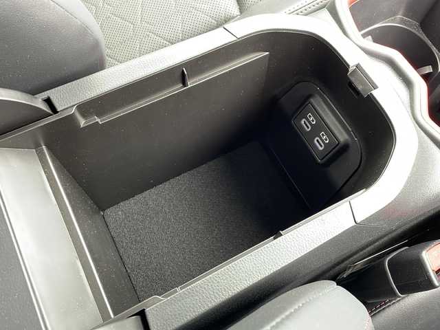 トヨタ ＲＡＶ４ アドベンチャー オフロードPKGⅡ 千葉県 2023(令5)年 1.5万km アティチュードブラックマイカ 4WD/純正10.5インチディスプレイオーディオ/（コネクティッドナビ対応）Plus/FM・AM・フルセグTV・Bluetooth Audio/AppleCarPlay対応/全方位・バックカメラ/前後ドライブレコーダー（ZDR035）/レーダークルーズコントロール/純正18インチアルミホイール/前後コーナーセンサー/トヨタセーフティセンス/ステアリングヒーター/革巻きステアリング/電動格納シート/黒レザーシート/ベンチレーション/シートヒーター/パワーシート/電動パーキング/オートホールド/LEDヘッドライト/オートハイビーム/オートライト/フォグランプ/ルーフレール/プッシュスタート/スマートキー/スペア1本/ETC2.0