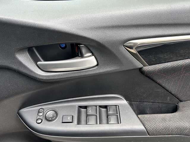 ホンダ フィット RS 山形県 2014(平26)年 12.7万km プレミアムホワイトパール バックカメラ/横滑り防止装置/クルーズコントロール/前方ドライブレコーダー/コムテックレーダー探知機/9インチ純正ナビ/（Bluetooth/フルセグ/AM/FM)/テレビキャンセラー/社外ETC/ステアリングスイッチ/パドルシフト/純正フロアマット/スマートキー×2/オートLEDライト/フォグランプ/電動格納ミラー/社外冬タイヤ積込み/（185/60/R15)