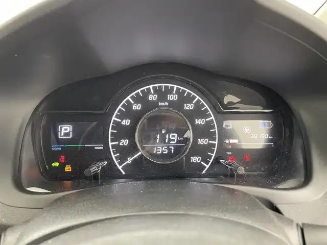 日産 ノート e－パワー X 熊本県 2018(平30)年 4万km ブリリアントホワイトパール 社外ナビCN-RE04WD（ＣＤ・ＤＶＤ・フルセグ・ＢＴ）/ＥＴＣ　/バックカメラ　/社外前方ドライブレコーダー　/前後クリアランスソナー　/衝突軽減ブレーキ　/レーンキープアシスト　/横滑り防止　/パーキングアシスト/電動格納ミラー　/純正フロアマット/純正１５インチAW/オートライト/スマートキー/プッシュスタート