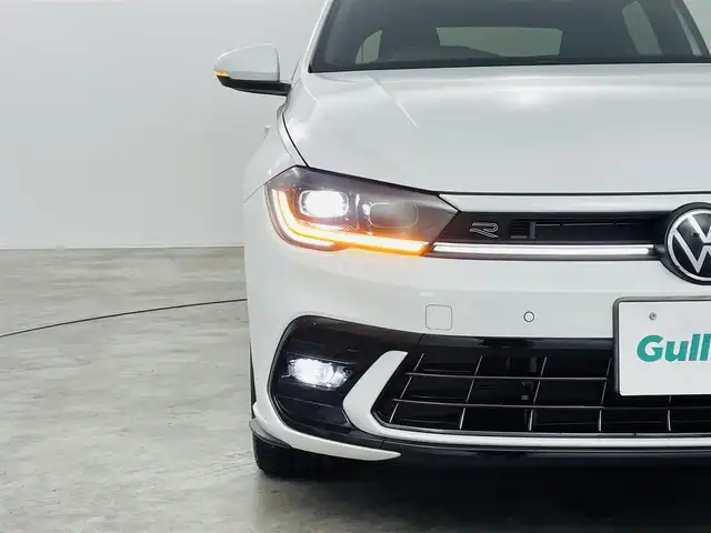 フォルクスワーゲン ＶＷ ポロ TSI Rライン 福島県 2022(令4)年 3万km ピュアホワイト 純正ナビゲーション/・FM/AM/BT/USB/・ビルトインETC2.0/・バックカメラ/・前後ドライブレコーダー/ハーフレザーシート/革巻きステアリング/・ステアリングスイッチ/・パドルシフト/・クルーズコントロール追従/ブラインドスポットモニター/クリアランスソナー/パークトロニック/アイドリングストップ/電動格納ミラー/・ウィンカーミラー/プッシュスタート/・スマートキー/LEDヘッドライト/・フォグランプ/・オートライト/純正フロアマット/純正17インチAW/積込みスタッドレスタイヤ