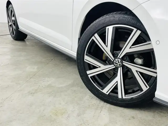 フォルクスワーゲン ＶＷ ポロ TSI Rライン 福島県 2022(令4)年 3万km ピュアホワイト 純正ナビゲーション/・FM/AM/BT/USB/・ビルトインETC2.0/・バックカメラ/・前後ドライブレコーダー/ハーフレザーシート/革巻きステアリング/・ステアリングスイッチ/・パドルシフト/・クルーズコントロール追従/ブラインドスポットモニター/クリアランスソナー/パークトロニック/アイドリングストップ/電動格納ミラー/・ウィンカーミラー/プッシュスタート/・スマートキー/LEDヘッドライト/・フォグランプ/・オートライト/純正フロアマット/純正17インチAW/積込みスタッドレスタイヤ