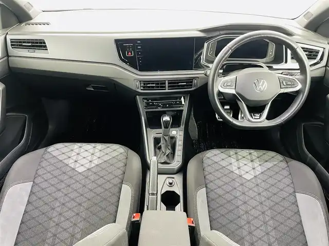 フォルクスワーゲン ＶＷ ポロ TSI Rライン 福島県 2022(令4)年 3万km ピュアホワイト 純正ナビゲーション/・FM/AM/BT/USB/・ビルトインETC2.0/・バックカメラ/・前後ドライブレコーダー/ハーフレザーシート/革巻きステアリング/・ステアリングスイッチ/・パドルシフト/・クルーズコントロール追従/ブラインドスポットモニター/クリアランスソナー/パークトロニック/アイドリングストップ/電動格納ミラー/・ウィンカーミラー/プッシュスタート/・スマートキー/LEDヘッドライト/・フォグランプ/・オートライト/純正フロアマット/純正17インチAW/積込みスタッドレスタイヤ