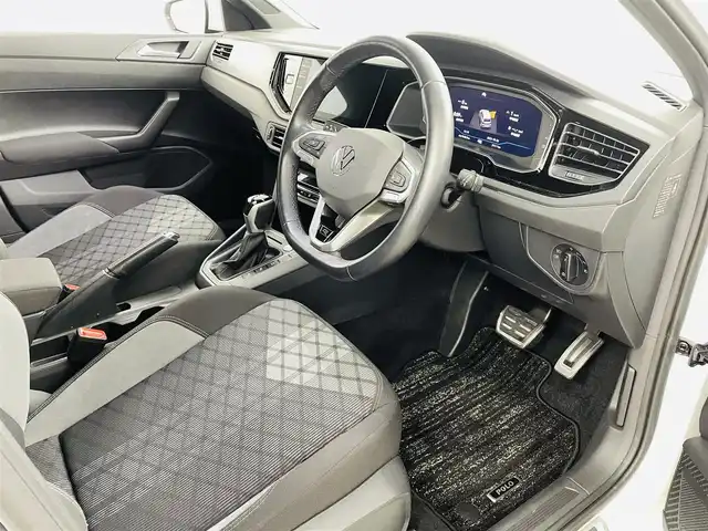 フォルクスワーゲン ＶＷ ポロ TSI Rライン 福島県 2022(令4)年 3万km ピュアホワイト 純正ナビゲーション/・FM/AM/BT/USB/・ビルトインETC2.0/・バックカメラ/・前後ドライブレコーダー/ハーフレザーシート/革巻きステアリング/・ステアリングスイッチ/・パドルシフト/・クルーズコントロール追従/ブラインドスポットモニター/クリアランスソナー/パークトロニック/アイドリングストップ/電動格納ミラー/・ウィンカーミラー/プッシュスタート/・スマートキー/LEDヘッドライト/・フォグランプ/・オートライト/純正フロアマット/純正17インチAW/積込みスタッドレスタイヤ