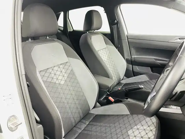 フォルクスワーゲン ＶＷ ポロ TSI Rライン 福島県 2022(令4)年 3万km ピュアホワイト 純正ナビゲーション/・FM/AM/BT/USB/・ビルトインETC2.0/・バックカメラ/・前後ドライブレコーダー/ハーフレザーシート/革巻きステアリング/・ステアリングスイッチ/・パドルシフト/・クルーズコントロール追従/ブラインドスポットモニター/クリアランスソナー/パークトロニック/アイドリングストップ/電動格納ミラー/・ウィンカーミラー/プッシュスタート/・スマートキー/LEDヘッドライト/・フォグランプ/・オートライト/純正フロアマット/純正17インチAW/積込みスタッドレスタイヤ