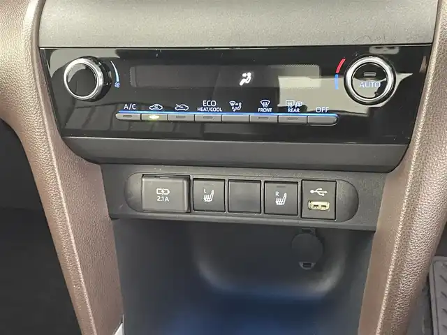 トヨタ ヤリスクロス ハイブリッド Z 熊本県 2021(令3)年 3.5万km ブラックマイカ/ホワイトパールクリスタルシャイン 2トーン 禁煙車　/純正ナビ（ＡＭ・ＦＭ・ＢＴ・フルセグ）/全方位カメラ　/ビルトインＥＴＣ　/前席シートヒーター　/運転席パワーシート　/ステアリングヒーター/前後クリアランスソナー　/トヨタセーフティーセンス/・レーダークルーズコントロール/・プリクラッシュセーフティ/・レーンキープアシスト/・標識認識機能/・ブラインドスポットモニター/横滑り防止/前後クリアランスソナー/AC100充電/純正フロアマット/純正１８インチAW/オートライト/オートマチックハイビーム/LEDヘッドライト/スマートキー/プッシュスタート/スペアキー1本/保証書　/取扱説明書