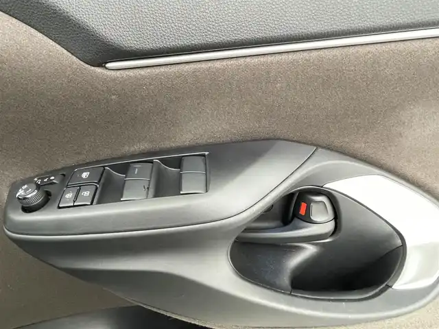 トヨタ ヤリスクロス ハイブリッド Z 熊本県 2021(令3)年 3.5万km ブラックマイカ/ホワイトパールクリスタルシャイン 2トーン 禁煙車　/純正ナビ（ＡＭ・ＦＭ・ＢＴ・フルセグ）/全方位カメラ　/ビルトインＥＴＣ　/前席シートヒーター　/運転席パワーシート　/ステアリングヒーター/前後クリアランスソナー　/トヨタセーフティーセンス/・レーダークルーズコントロール/・プリクラッシュセーフティ/・レーンキープアシスト/・標識認識機能/・ブラインドスポットモニター/横滑り防止/前後クリアランスソナー/AC100充電/純正フロアマット/純正１８インチAW/オートライト/オートマチックハイビーム/LEDヘッドライト/スマートキー/プッシュスタート/スペアキー1本/保証書　/取扱説明書