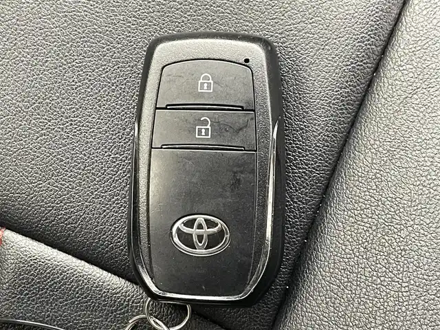 トヨタ ヤリスクロス ハイブリッド Z 熊本県 2021(令3)年 3.5万km ブラックマイカ/ホワイトパールクリスタルシャイン 2トーン 禁煙車　/純正ナビ（ＡＭ・ＦＭ・ＢＴ・フルセグ）/全方位カメラ　/ビルトインＥＴＣ　/前席シートヒーター　/運転席パワーシート　/ステアリングヒーター/前後クリアランスソナー　/トヨタセーフティーセンス/・レーダークルーズコントロール/・プリクラッシュセーフティ/・レーンキープアシスト/・標識認識機能/・ブラインドスポットモニター/横滑り防止/前後クリアランスソナー/AC100充電/純正フロアマット/純正１８インチAW/オートライト/オートマチックハイビーム/LEDヘッドライト/スマートキー/プッシュスタート/スペアキー1本/保証書　/取扱説明書