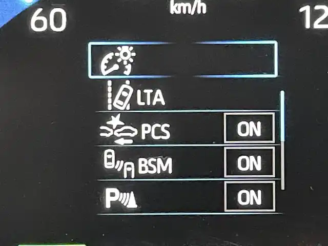 トヨタ ヤリスクロス ハイブリッド Z 熊本県 2021(令3)年 3.5万km ブラックマイカ/ホワイトパールクリスタルシャイン 2トーン 禁煙車　/純正ナビ（ＡＭ・ＦＭ・ＢＴ・フルセグ）/全方位カメラ　/ビルトインＥＴＣ　/前席シートヒーター　/運転席パワーシート　/ステアリングヒーター/前後クリアランスソナー　/トヨタセーフティーセンス/・レーダークルーズコントロール/・プリクラッシュセーフティ/・レーンキープアシスト/・標識認識機能/・ブラインドスポットモニター/横滑り防止/前後クリアランスソナー/AC100充電/純正フロアマット/純正１８インチAW/オートライト/オートマチックハイビーム/LEDヘッドライト/スマートキー/プッシュスタート/スペアキー1本/保証書　/取扱説明書