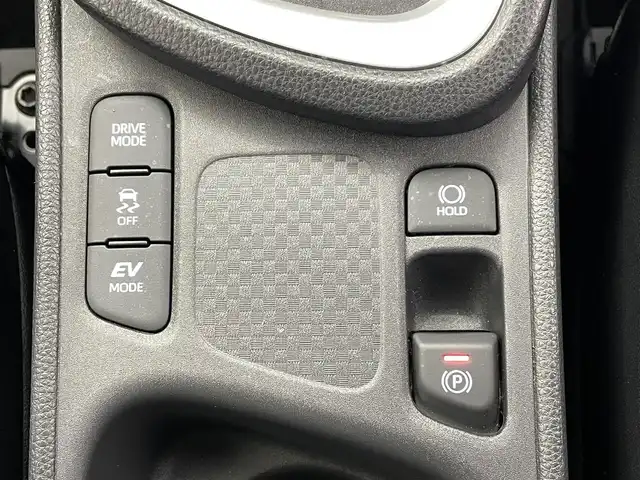 トヨタ ヤリスクロス ハイブリッド Z 熊本県 2021(令3)年 3.5万km ブラックマイカ/ホワイトパールクリスタルシャイン 2トーン 禁煙車　/純正ナビ（ＡＭ・ＦＭ・ＢＴ・フルセグ）/全方位カメラ　/ビルトインＥＴＣ　/前席シートヒーター　/運転席パワーシート　/ステアリングヒーター/前後クリアランスソナー　/トヨタセーフティーセンス/・レーダークルーズコントロール/・プリクラッシュセーフティ/・レーンキープアシスト/・標識認識機能/・ブラインドスポットモニター/横滑り防止/前後クリアランスソナー/AC100充電/純正フロアマット/純正１８インチAW/オートライト/オートマチックハイビーム/LEDヘッドライト/スマートキー/プッシュスタート/スペアキー1本/保証書　/取扱説明書