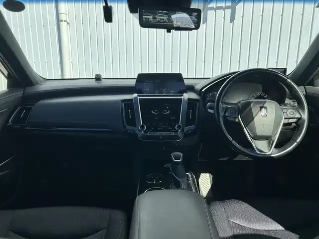 トヨタ クラウン ハイブリッド G 熊本県 2018(平30)年 4.4万km ホワイトパールクリスタルシャイン 純正ナビ/・AM/FM/CD/DVD/BT/・フルセグTV/・TVキャンセラー/・全方位カメラ/デジタルインナーミラーー/トヨタセーフティーセンス/・プリクラッシュセーフティ/・レーダークルーズコントロール/・レーントレーシングアシスト/・オートマチックハイビーム/・ロードサインアシスト/・ドライバー異常対応システム/・リクロストラフィックアラート/ヘッドアップディスプレイ/ブラインドスポットミニター/電動パーキングブレーキ/・ブレーキホールド/LEDライト/・フォグランプ/走行モード切替/・ECO/ノーマル/sports/snow/EV/電動格納ミラー/・ウィンカーミラー/革巻きステアリング/・ステアリングスイッチ/・オートアウェイ機能/革シート/D＋N席パワーシート/・ドライビングポジション・メモリー/前席シートヒーター/ビルトインETC/前方ドライブレコーダー/純正17インチAW/純正フロアマット/プッシュスタート/・スマートキー
